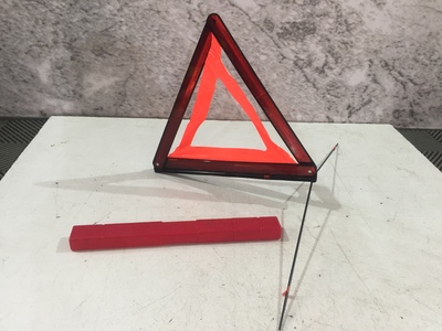 Czerwony trójkąt ostrzegawczy do Audi 8K0860251