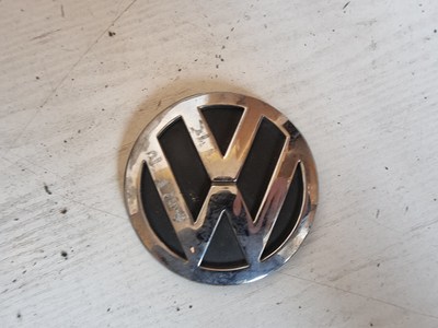 Srebrny znaczek emblemat klapy tylnej do VW Golfa IV 1J6853630