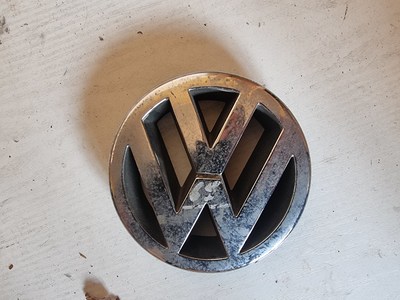 Srebrny znaczek do VW Golfa IV 1J5853601A