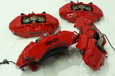 czerwone ceramiczne zaciski hamulcowe brembo do samochodu marki Ferrari F430