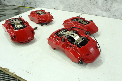 zacisk hamulcowy wraz z klockami hamulcowymi koloru czerwonego do ferrari F430