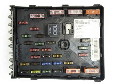 Czarna plastikowa skrzynka bezpieczników do VW Passat B6 2.0 TDI z numerem części  :3C0937125