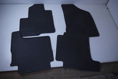 Czarny gumowy komplet dywaników gumowych do Hyundai Santa Fe II