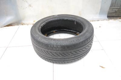 Czarna gumowa opona Nokian NRVi 255/50R19 XL 6,2 mm 2007