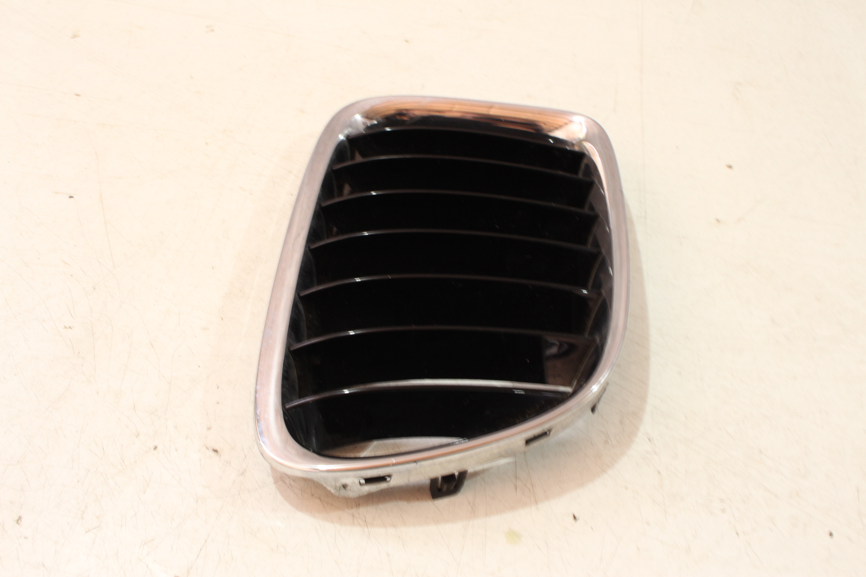 Grill Nerka Chrom Prawa Prawy Przód Bmw X1 E84 2993308